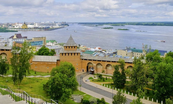 Нижегородский кремль: вид на Ивановскую башню и Стрелку | Источник: Vyacheslav Bukharov, CC BY-SA 4.0, via Wikimedia Commons