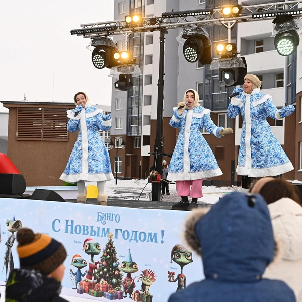 Для взрослых и детей на сцене выступил ансамбль снежинок | Источник: Максим Воробьев