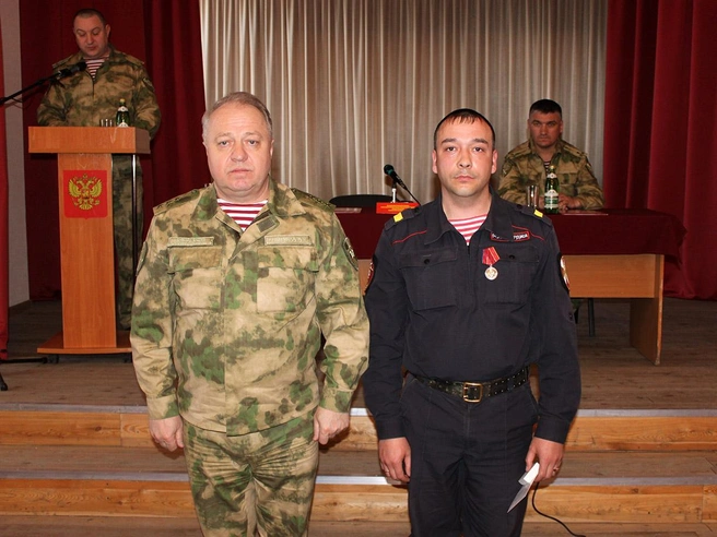 Виктор Стригунов (слева) значительный срок своей службы провёл в Новосибирске | Источник: rosguard.gov.ru