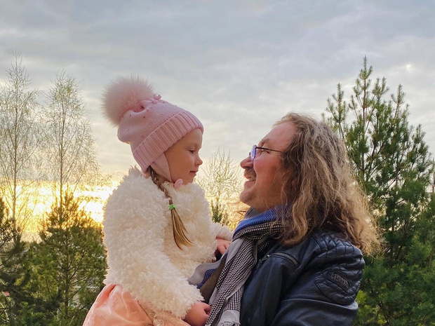 Фото №1 - Надо видеть: 4-летняя дочь Игоря Николаева нарядила папу
