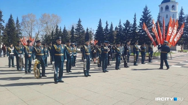 Началось всё на площади возле Вечного огня. Там с утра прошел торжественный митинг. Сопровождали его музыканты военного оркестра  | Источник: «ИрСити»