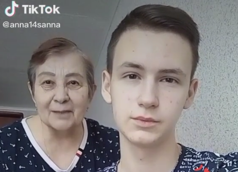 «Не позорьтесь!» Бабушка отжигает в TikTok, чтобы заработать на учебу внука