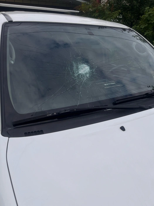 Преимущественно хулиган разбивает лобовые стекла и режет шины | Источник: читатель 72.RU