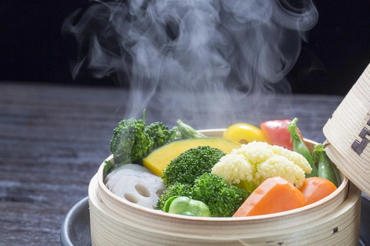 Как готовить на пару, чтобы получилось вкусно: рецепты и 5 поварских хитростей | Источник: kazoka30/iStockphoto