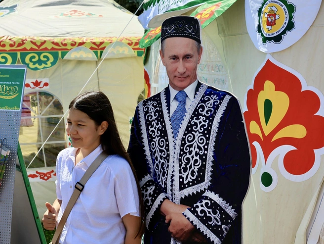 На празднике установили картонного Путина в халате и тюбетейке | Источник: Михаил Шилкин