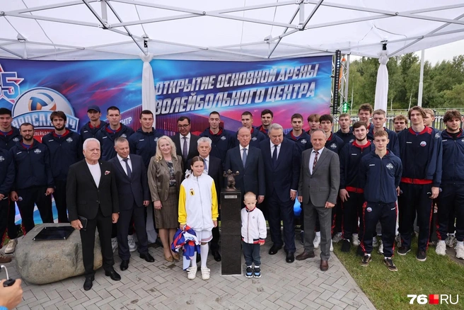 На церемонии присутствовали депутат Госдумы, экс-губернатор Ярославской области Анатолий Лисицын, губернатор Ярославской области Михаил Евраев, директор Благотворительного фонда САФМАР Лариса Калачева, экс-губернатор Ярославской области Сергей Вахруков, помощник президента России Николай Путрушев, президент и главный тренер волейбольного клуба «Ярославич» Сергей Шляпников и не только | Источник: Александр Куренной / 76.RU
