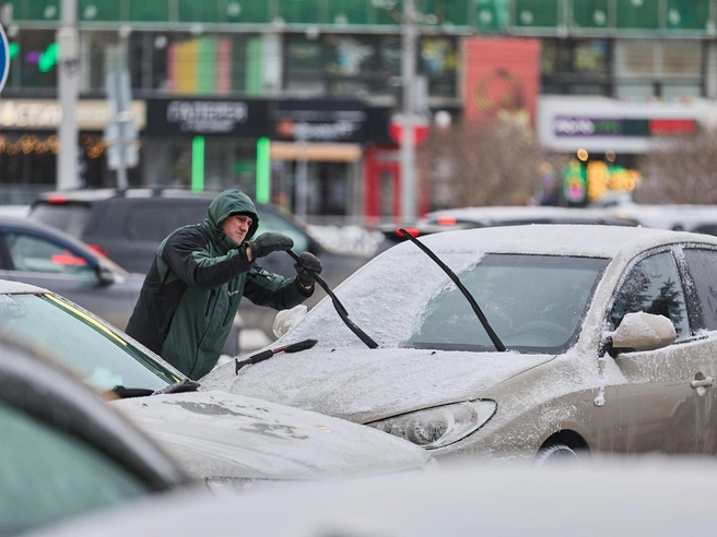 Автомобилистам приходится счищать наледь с окон своих машин. | Источник: Александр Ощепков / NGS.RU