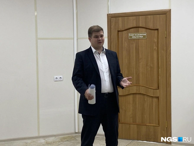 Представитель «УДС» решил не вступать в дискуссию и зачитал заготовленные факты | Источник: Эмиль Фукс / NGS.RU