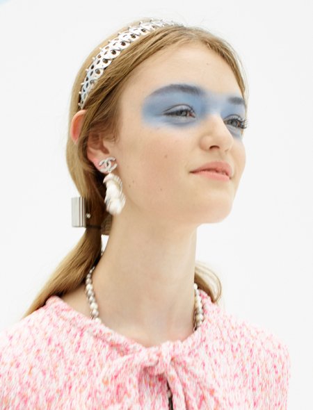 Если и выбирать ободок, то такой металлический, как у Chanel...