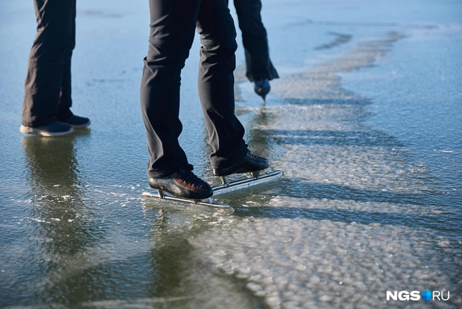 Катания на коньках они продолжили даже в тех местах, где видно воду | Источник: Александр Ощепков / NGS.RU