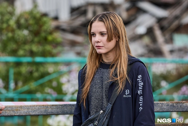 Софья пришла в школу забрать с доски почета портрет старшего брата, участника СВО, но внутрь не попала: насколько это опасно, пока неизвестно  | Источник: Александр Ощепков / NGS.ru