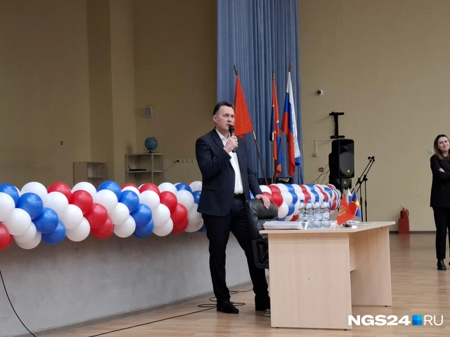 Всю встречу мэр провел на ногах  | Источник: Татьяна Зарва / NGS24.RU 