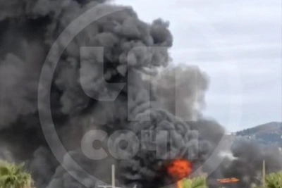 В Адлере сгорели кафе и склад, город затянуло дымом