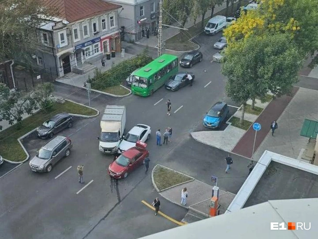 ДТП перекрыло две полосы | Источник: читатель E1.RU