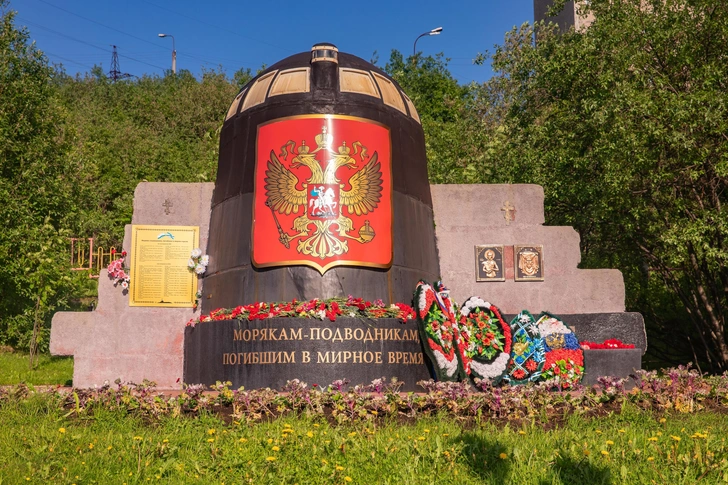 Мурманск, мемориал «Морякам-подводникам, погибшим в мирное время». Памятник, установленный в 2009 году, представляет собой рубку АПЛ «Курск» | Источник: Parilov via Shutterstock/Fotodom.ru