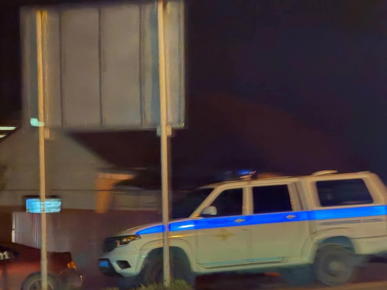 В Тюмени полицейские с двух сторон прижали легковушку. Что произошло?