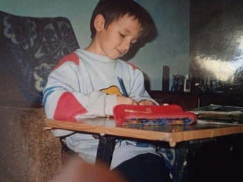 Кирилл в детстве | Источник: kbutym / Instagram (экстремистская организация, деятельность запрещена на территории РФ)