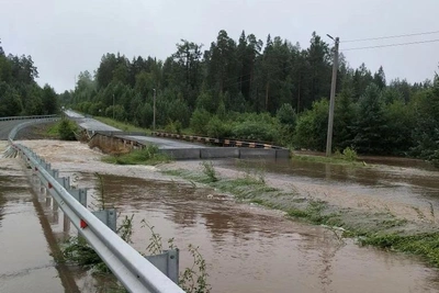 На Урале после дождей разлились реки и появились водопады