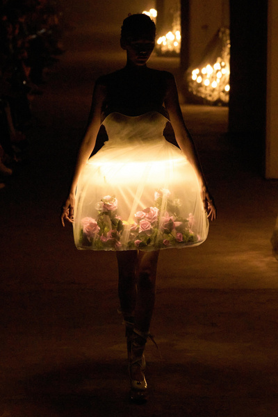 Дизайнеру Undercover пришлось извиняться за использование живых бабочек в своих платьях