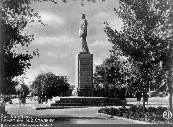 1955 год, памятник Иосифу Сталину, который демонтировали в 1961-м, на его месте поставили памятник Горькому | Источник: открытка издательства «Фотоиздат» облсовета «Динамо» / Pastvu.com