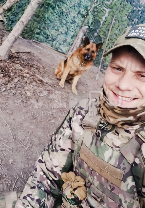 Рядом с Андреем — его боевая подруга Пуля | Источник: родные погибшего