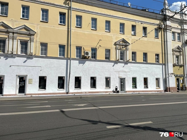 Первый этаж здания выкрасили в белый цвет  | Источник: Кирилл Поверинов / 76.RU