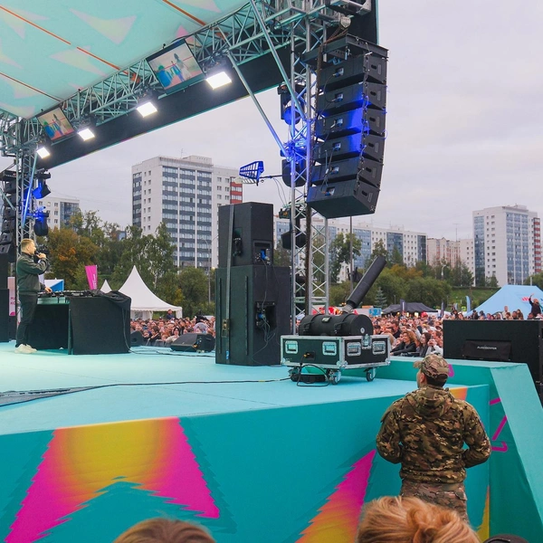 Фото с выступления DJ Smash на эспланаде осенью 2025-го: программа завершала один из дней Пермского марафона | Источник: Тимофей Калмаков / 59.RU