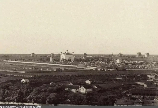 Церковь Всех Святых 1868 года постройки и Старое городское (Всехсвятское) кладбище, существовавшее со второй половины XVIII века. Строения на дальнем плане&nbsp;— ветряные мельницы, располагавшиеся вдоль таганрогской дороги, впоследствии ставшей продолжением Таганрогского проспекта. В левой части снимка видны еще немногочисленные надгробия нового еврейского кладбища, самые ранние захоронения которого, по данным ростовского краеведа М.&nbsp;Б.&nbsp;Краснянского, были датированы 1871 годом. | Источник: Ростов-на-Дону: История Нового поселения / vk.com