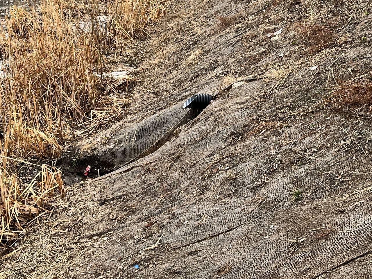 Слив воды в Зареке уберут. Вода из него попадала в чистое озеро