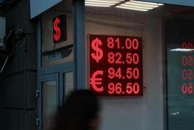 Рубль снова выше 81 за доллар: что происходит и прогнозы