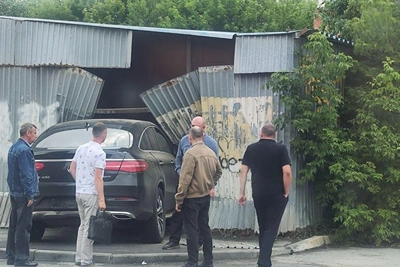 Mercedes протаранил сарай в центре Челябинска