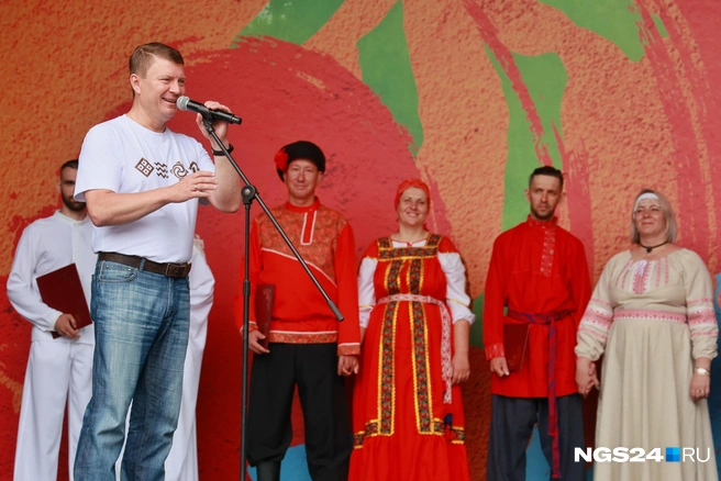 Ерёмин пожелал парам беречь чувства | Источник: Мария Ленц / NGS24.RU