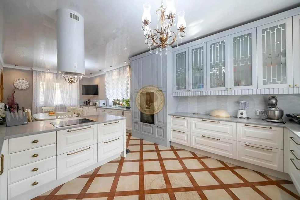 Просторная кухня | Источник: Avito