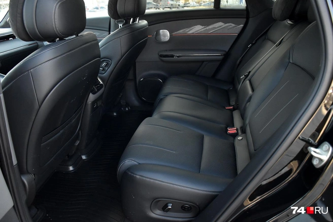 Запас места на втором ряду GAC предсказуемо большой, подушка установлена чуть ниже, чем хотелось бы (традиционная проблема китайских машин), зато спинка регулируется по углу наклона. Есть подогрев и вентиляция задних сидений, но отдельного блока климат-контроля не предусмотрено&nbsp;— только регулируемые дефлекторы | Источник: Артем Краснов