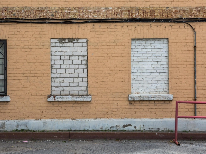 Разница между исторической и новой кирпичной кладкой видна отчетливо. | Источник: Константин Завриков / V1.RU