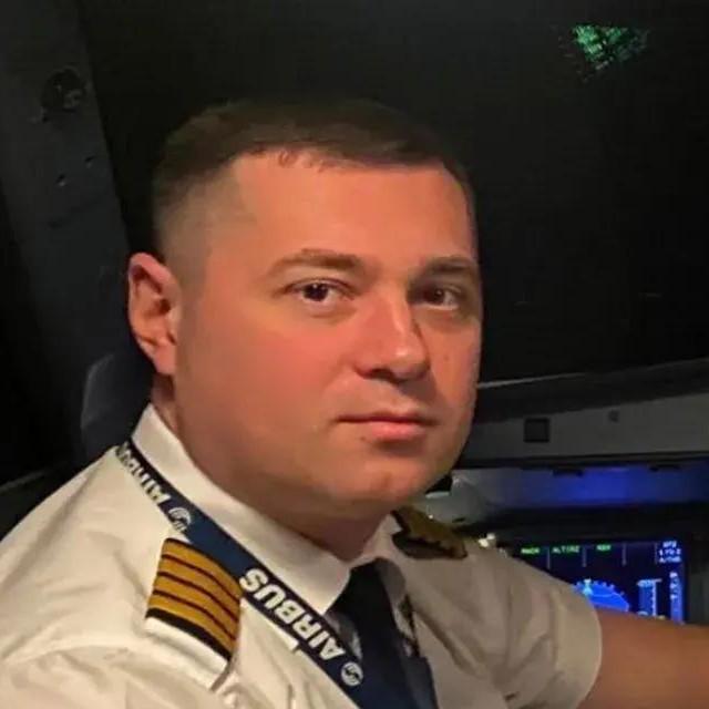 Работает курьером и получил иск на 119 млн: трудности пилота Сергея Белова, успешно посадившего самолет в пшеничном поле