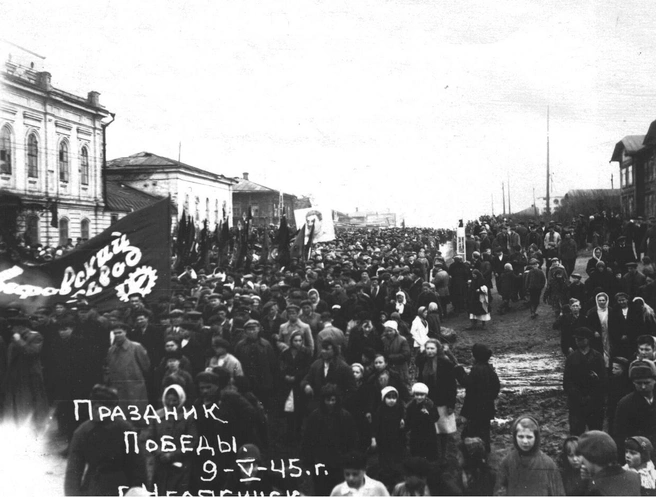 И заводчане, и школьники шли плечом к плечу. Без строевого шага, в общем порыве | Источник: Центр историко-культурного наследия г.Челябинска / Vk.com