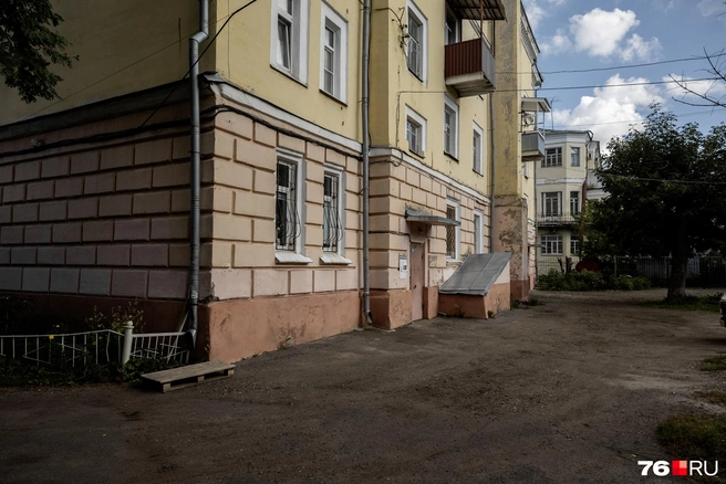 Двор здесь небольшой, из заметных деталей&nbsp;— лишь несколько деревьев | Источник: Александр Куренной / 76.RU