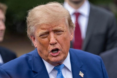 Странная поза Трампа вызвала вопросы о его здоровье