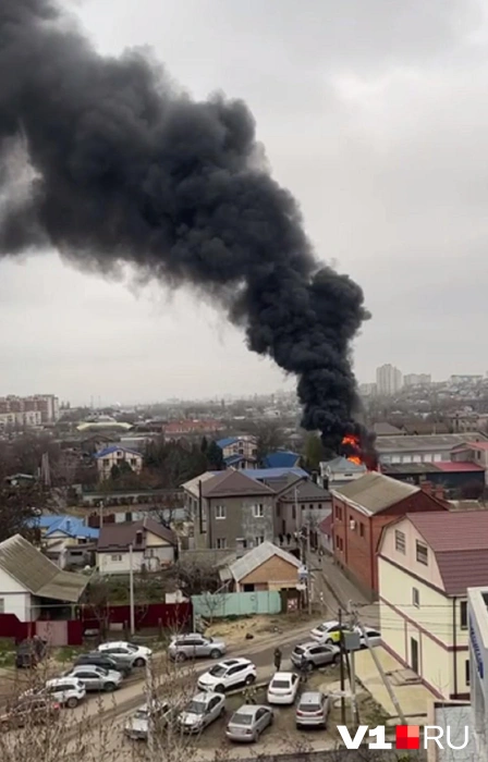 Очевидцы сообщают о гигантском столбе дыма в Ворошиловском районе Волгограда — видео | Источник: читатели V1.RU