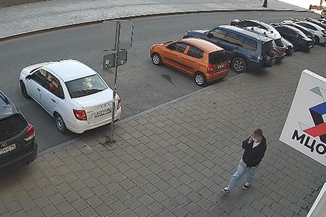 По словам матери пострадавшей, за деньгами приехал мужчина на фото | Источник: читательница E1.RU