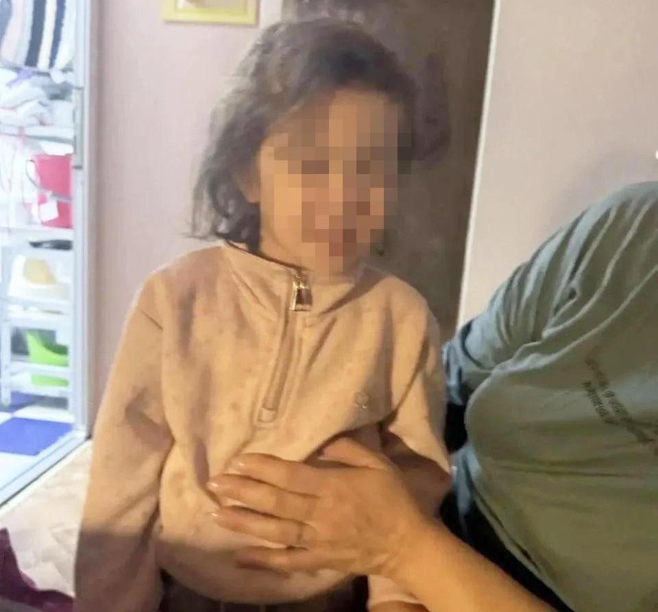 Завела в подъезд и оставила. Появились подробности, как девочка-малышка оказался одна ночью на улиц…