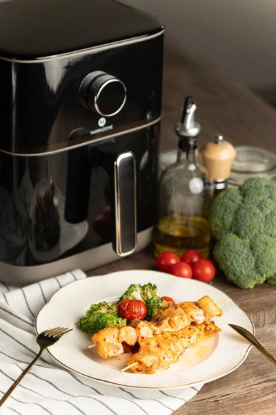 Аэрогриль NARRAZIONE AF60T09: подарок, который меняет кулинарную реальностьАэрогриль NARRAZIONE AF60T09 — тот самый универсальный подарок, который быстро становится «главным прибором» на кухне: технология циркуляции горячего воздуха в сочетании с подачей пара позволяет готовить без масла, сохраняя сочность продуктов, витамины и насыщенный вкус. Интеллектуальные программы сами подбирают температуру и время — от хрустящих крылышек и овощей до нежной выпечки, а вместительная чаша 6 л, два нагревательных элемента, смотровое окно с подсветкой, керамическое антипригарное покрытие и функция отложенного старта делают NARRAZIONE одновременно стильным и продуманным помощником, который экономит место и освобождает время.