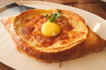 Чего стоит только сочное и вместе с тем хрустящее хачапури | Источник: Ольга Миллер