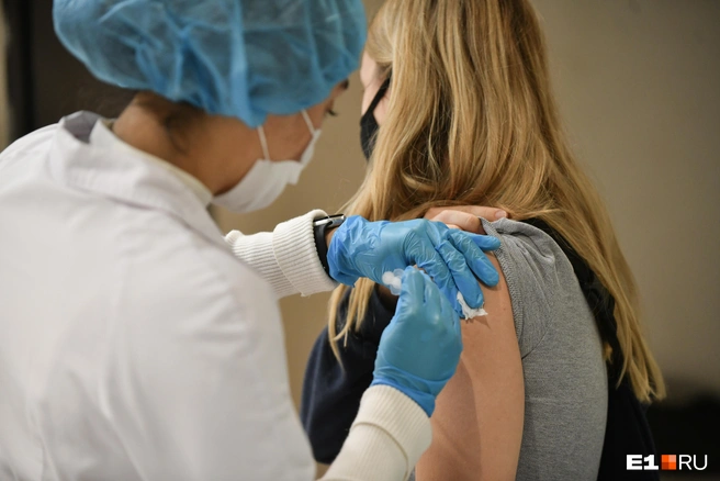 Больницы сами закупают прививки. Если вакцины нет в одном учреждении, пациента направляют туда, где она есть | Источник: Артём Устюжанин / E1.RU