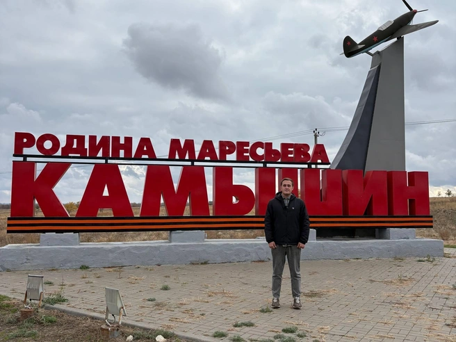 Во время осмотра парковых зон блогер обратил внимание на загрязнение берега | Источник: Никита Сергеевич / Telegram