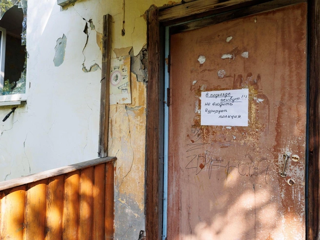 Вход в жилой подъезд. Объявление написала и наклеила Надежда Горбунова | Источник: Ирина Шарова / 72.RU 