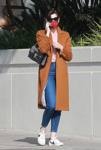 Энн Хэтэуэй в Санта-Монике | marieclaire.ru