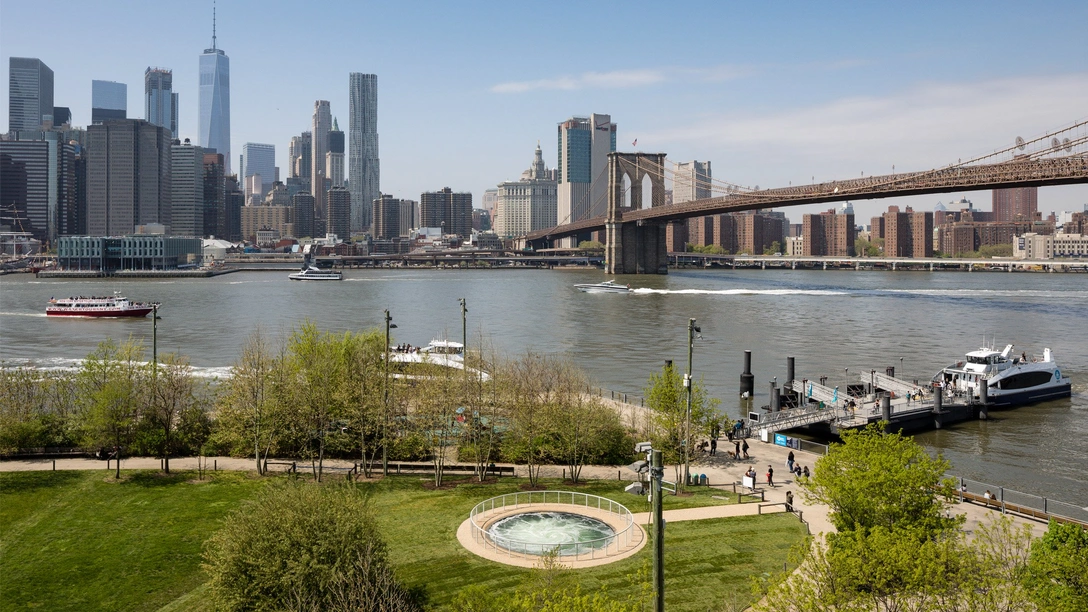 Воронка Аниш Капур в Парке Бруклин-Бридж | Источник: James Ewing