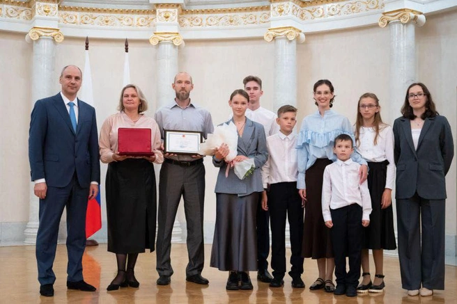 В августе 2025-го семья получила орден «Родительская слава» | Источник: «Мама сможет» / T.me